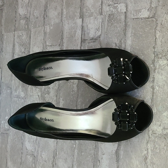 Black Style & Co. Heals with Jewels - Picture 2 of 5